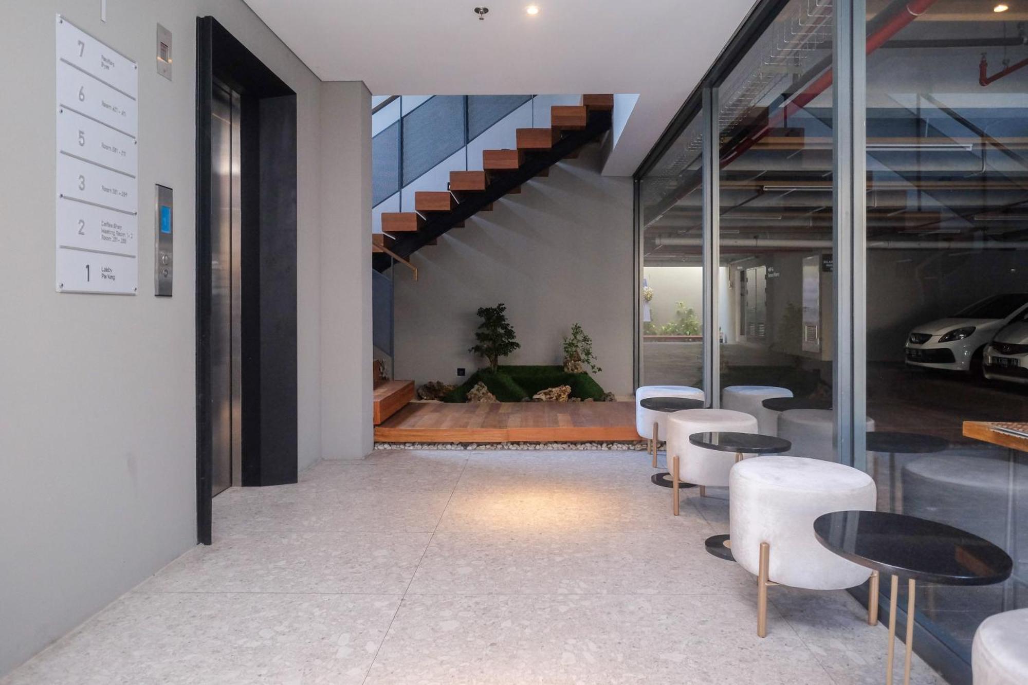 Sans Hotel Rg Living Jogja By Reddoorz Pakualaman Exterior foto