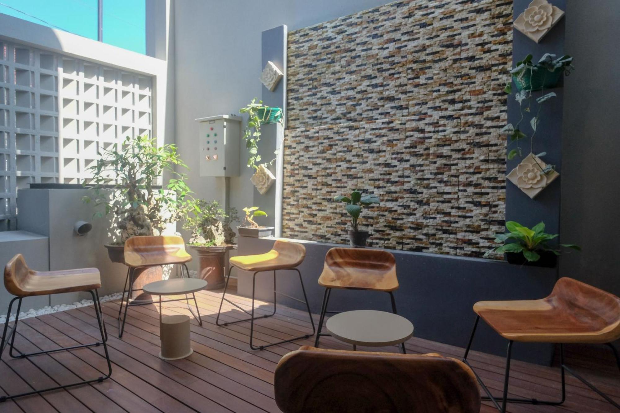 Sans Hotel Rg Living Jogja By Reddoorz Pakualaman Exterior foto